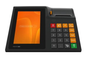 Novitus Next Pro - kasa fiskalna online z tradycyjną klawiaturą – widok z góry pod kątem na dotykowy ekran kasjera