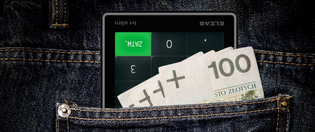 Kompaktowa kasa fiskalna Elzab K1 Slim Online w kieszeni, zestawiona wielkością z banknotem 100 zł